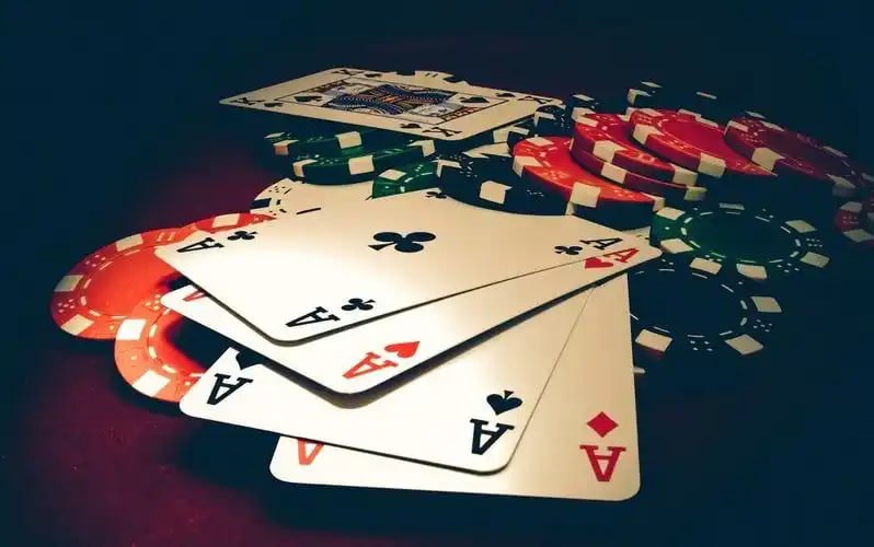 Suasana seru pasang taruhan live casino di Remi99 bersama dealer sungguhan